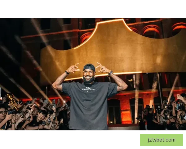 詹姆斯父子打高尔夫遭遇惊险瞬间 水中突然现鳄鱼 老詹勇敢捡球再现硬汉本色