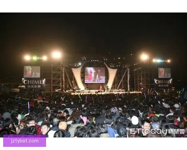 23支球队齐聚成都 蓉超联赛引爆城市足球多元热潮 23支球队齐聚成都 蓉超联赛引爆城市足球多元热潮